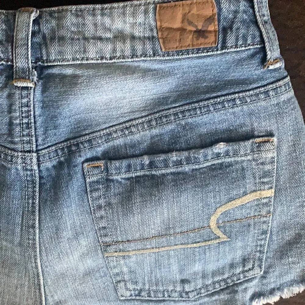 EXCELLENT CONDITION WOMEN’S SIZE 2 HI-RISE FESTIVAL AMERICAN EAGLE JEAN SHORTS